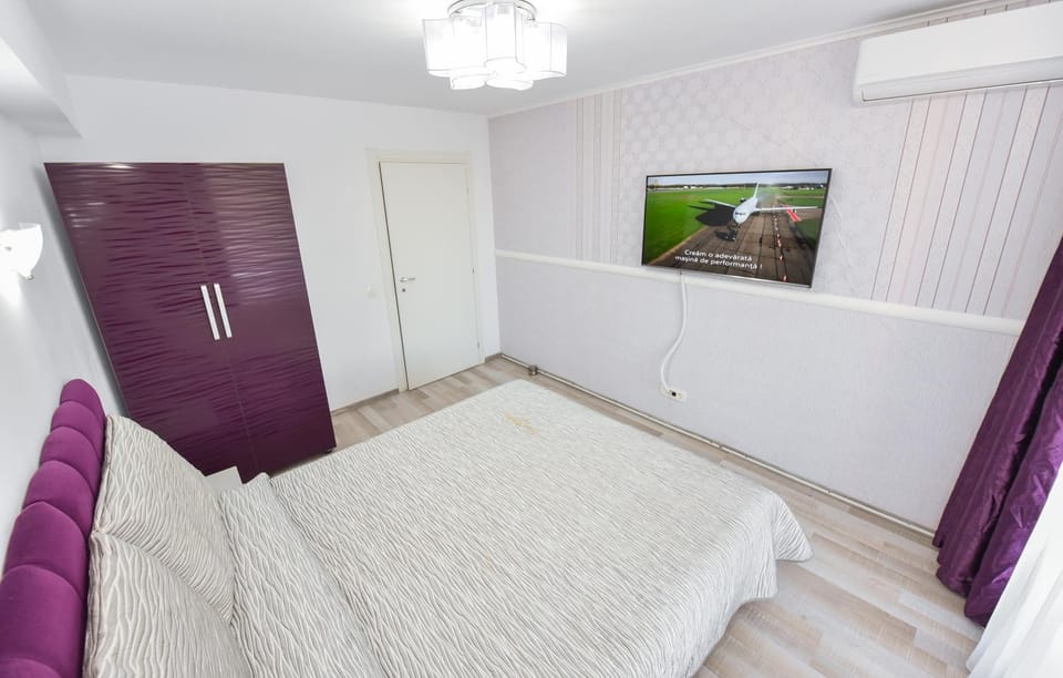 Photo of the whole room, Bedroom, wardrobe