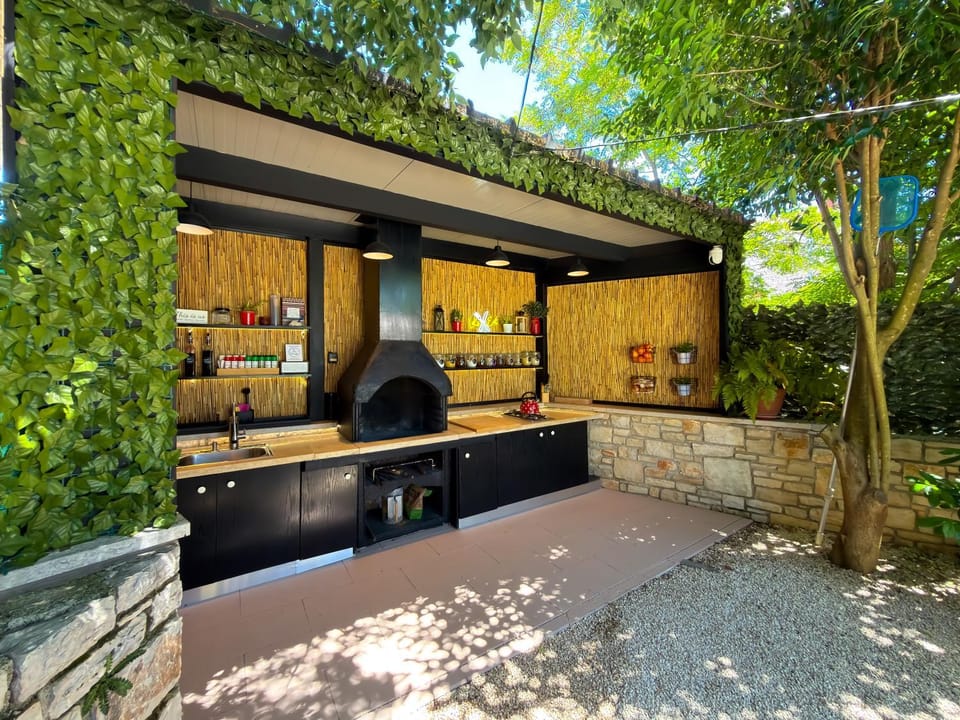 Property building, Patio, Day, BBQ facilities, Garden, Kitchen or kitchenette, Dining area, Garden view, Swimming pool, Breakfast