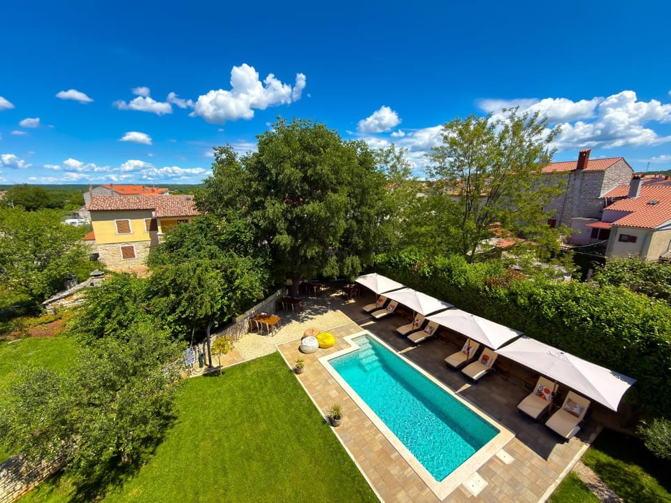 Property building, Patio, Spring, Day, Natural landscape, Garden, Garden view, Pool view, Swimming pool, sunbed