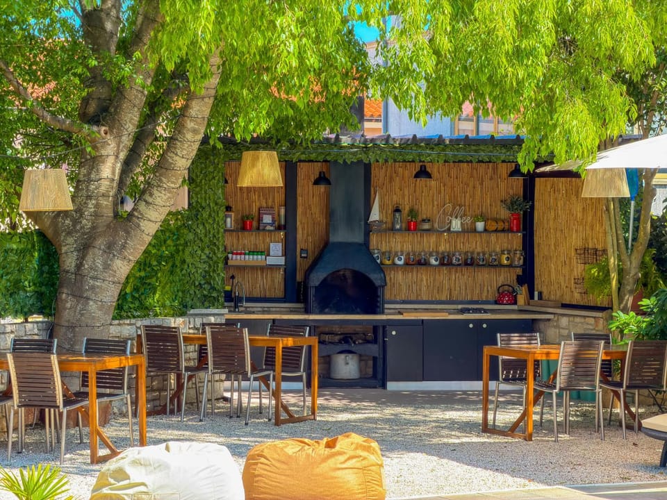 Property building, Restaurant/places to eat, Spring, Day, Garden, Food and drinks, Garden view, Drinks