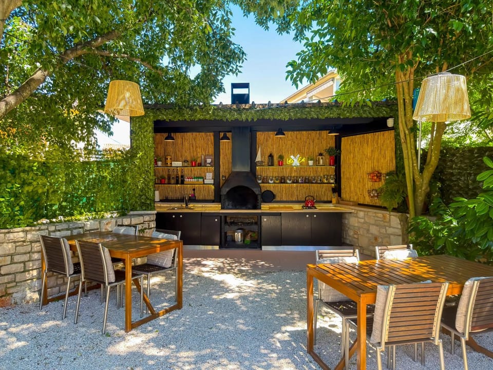 Property building, Patio, Spring, Day, BBQ facilities, Garden, Seating area, Garden view