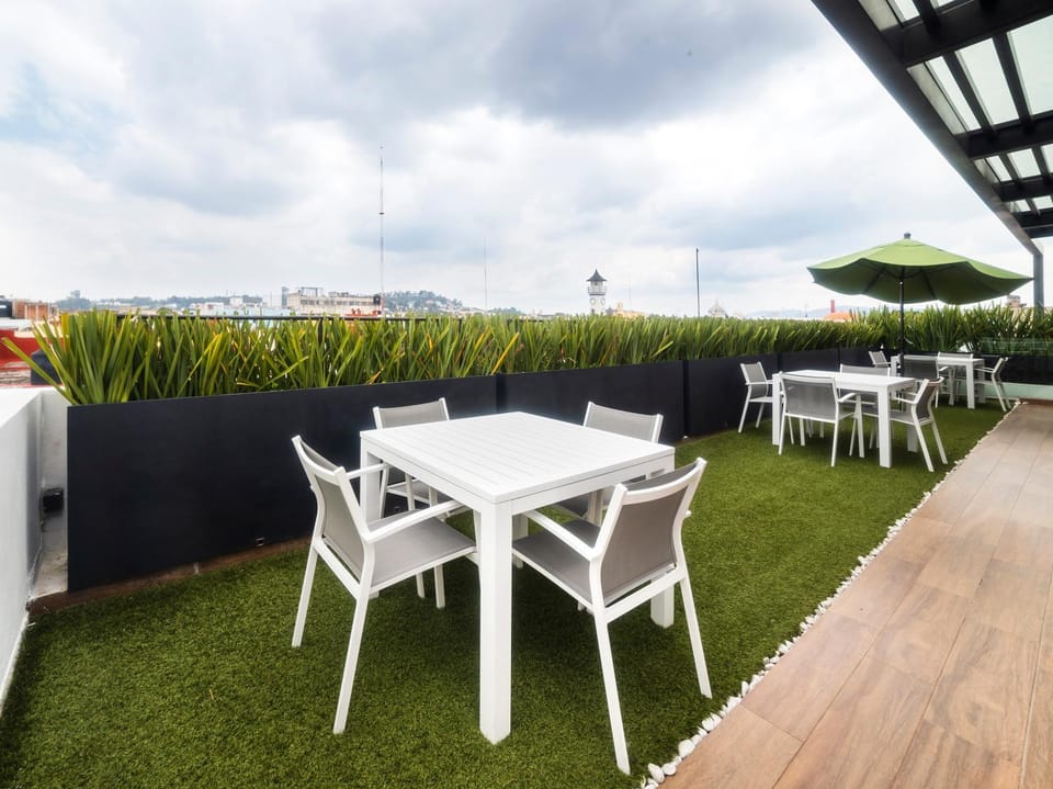 Restaurant/places to eat, Balcony/Terrace