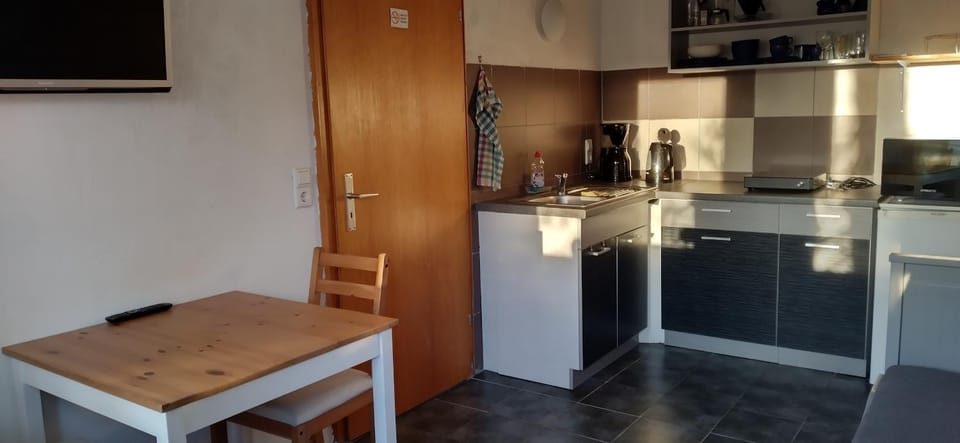 Kitchen or kitchenette, minibar