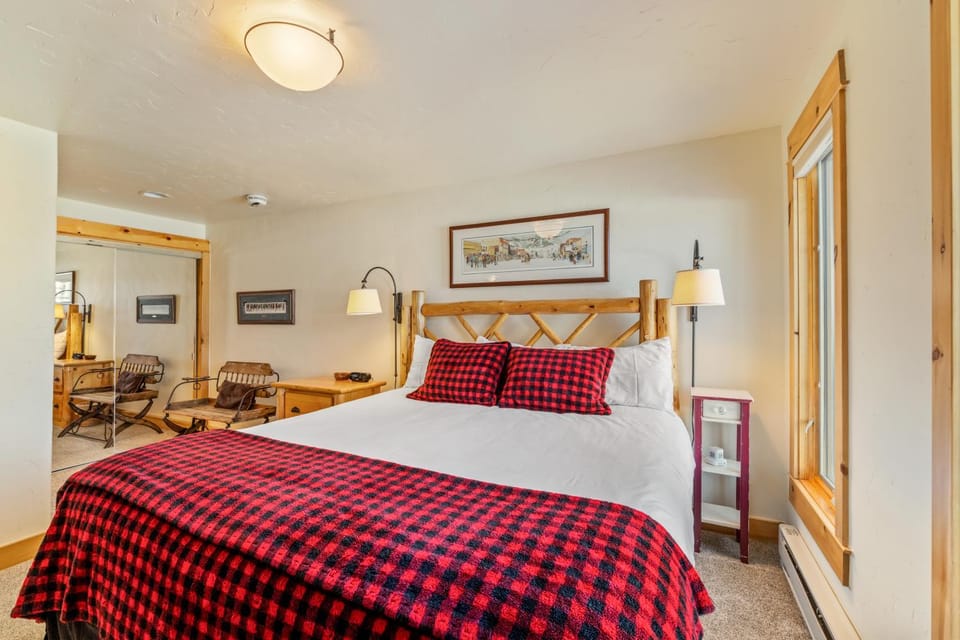 Bear Claw 103 - True Ski-in Ski-out Access, Slope Views & Winter Shuttle! Apartment in Steamboat Springs