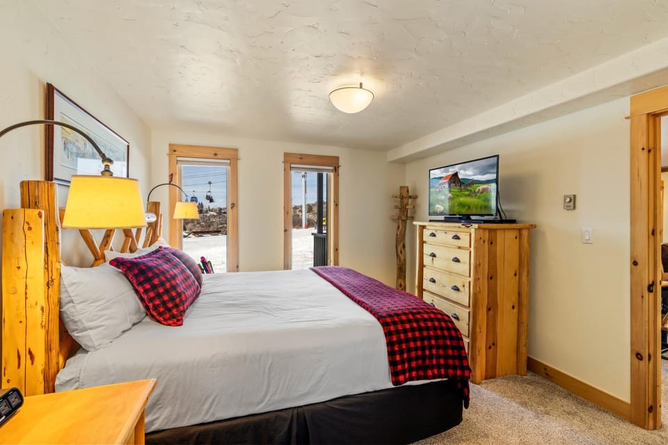 Bear Claw 103 - True Ski-in Ski-out Access, Slope Views & Winter Shuttle! Apartment in Steamboat Springs