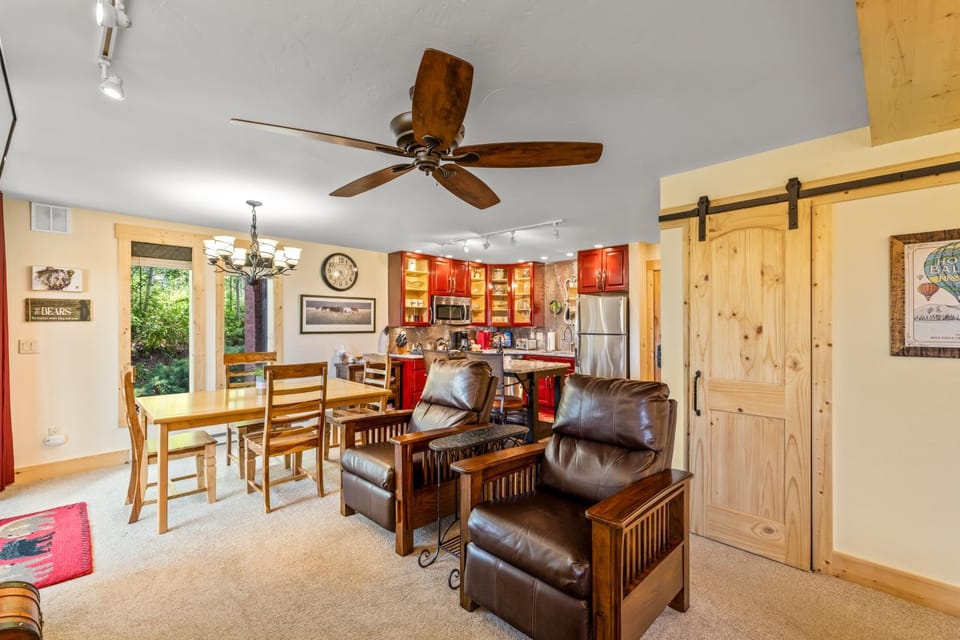 Bear Claw 104 - True Ski-in Ski-out Access, Slope Views & Winter Shuttle! Apartment in Steamboat Springs