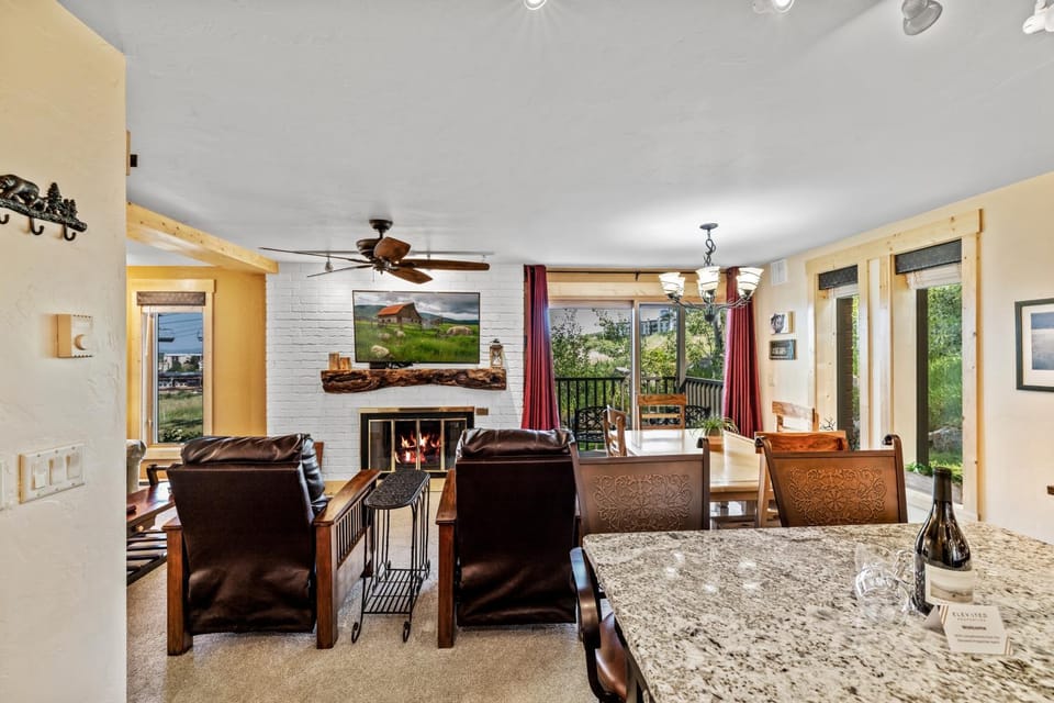 Bear Claw 104 - True Ski-in Ski-out Access, Slope Views & Winter Shuttle! Apartment in Steamboat Springs
