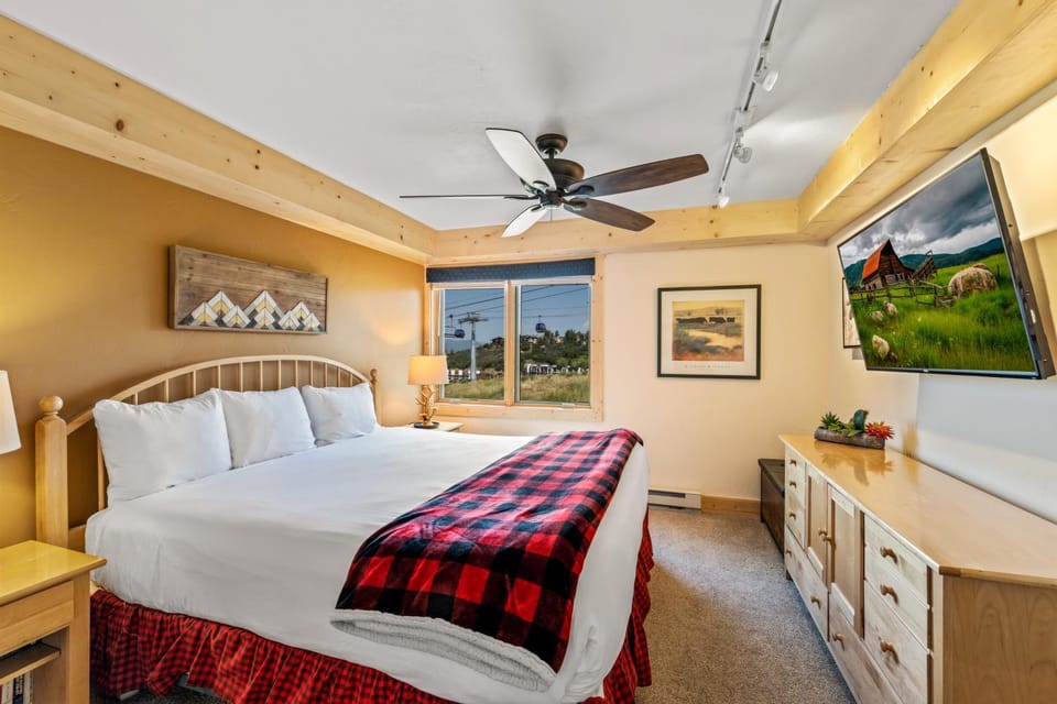 Bear Claw 104 - True Ski-in Ski-out Access, Slope Views & Winter Shuttle! Apartment in Steamboat Springs