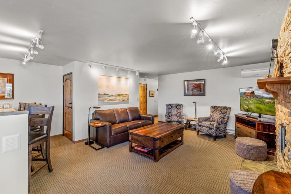 Bear Claw 105 - Unbeatable Ski-in Ski-out Deck Access, Slope Views & Winter Shuttle! Apartment in Steamboat Springs