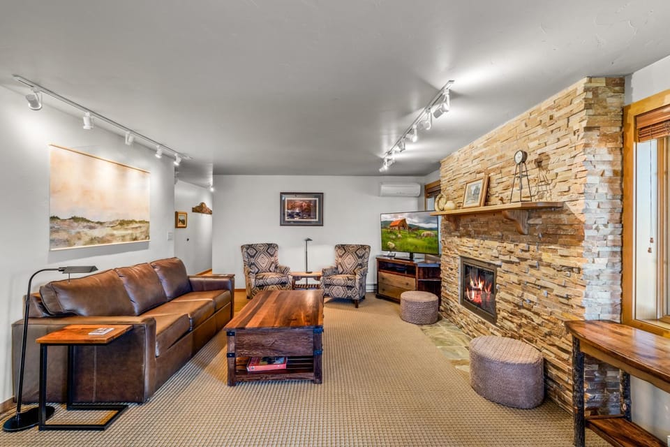 Bear Claw 105 - Unbeatable Ski-in Ski-out Deck Access, Slope Views & Winter Shuttle! Apartment in Steamboat Springs