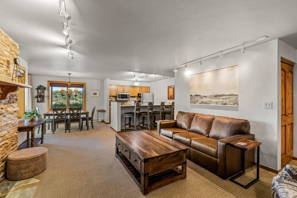 Bear Claw 105 - Unbeatable Ski-in Ski-out Deck Access, Slope Views & Winter Shuttle! Apartment in Steamboat Springs