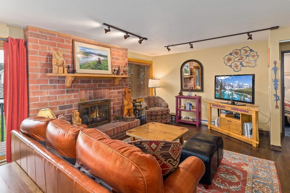 Bear Claw 107 - Unbeatable Ski-in Ski-out Access & Winter Shuttle! Apartment in Steamboat Springs