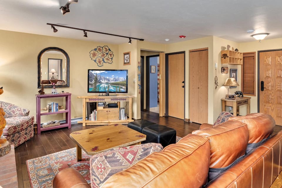 Bear Claw 107 - Unbeatable Ski-in Ski-out Access & Winter Shuttle! Apartment in Steamboat Springs