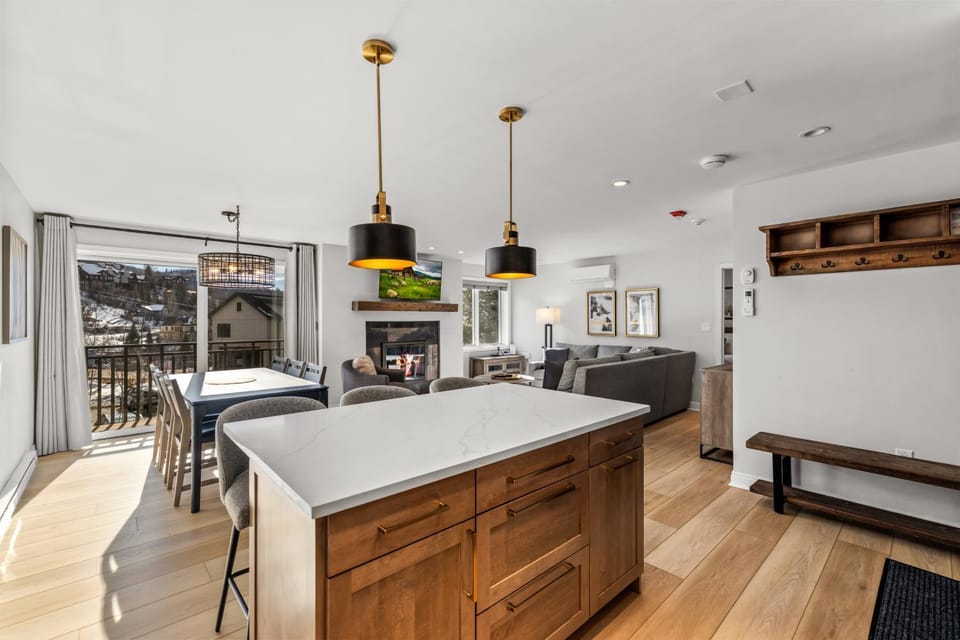 Bear Claw 207 - True Ski-in Ski-out Access, Gondola Views & Winter Shuttle! Apartment in Steamboat Springs