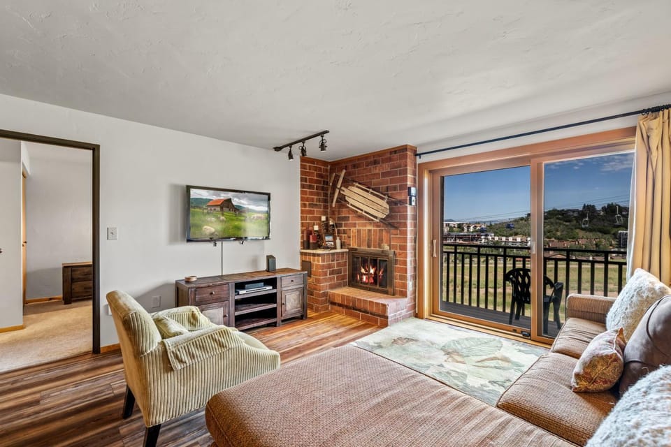 Bear Claw 208 - True Ski-in Ski-out Access, Slope Views & Winter Shuttle! House in Steamboat Springs