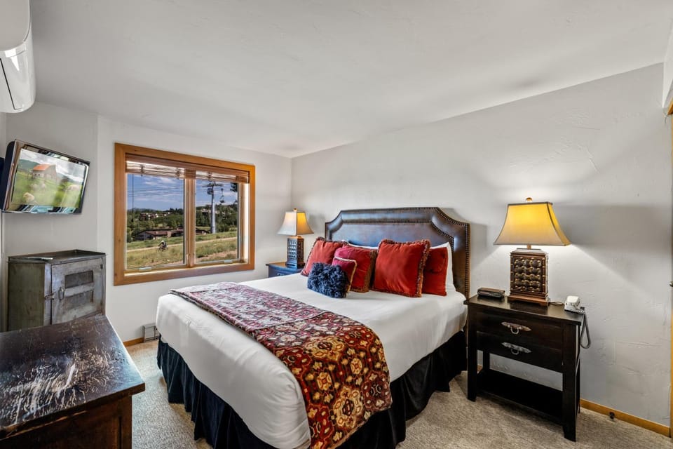Bear Claw 208 - True Ski-in Ski-out Access, Slope Views & Winter Shuttle! House in Steamboat Springs