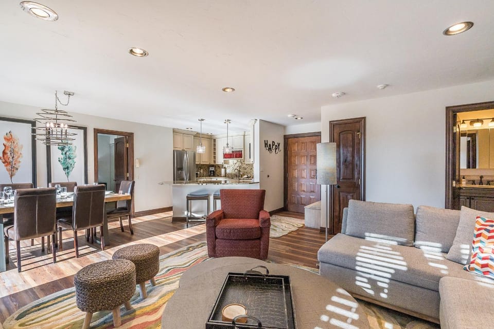 Bear Claw 209 - True Ski-in Ski-out Access, Gondola Views & Winter Shuttle! Apartment in Steamboat Springs