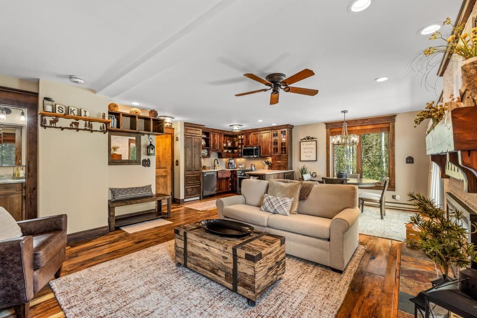 Bear Claw 301 - True Ski-in Ski-out Access, Gondola Views & Winter Shuttle! Apartment in Steamboat Springs