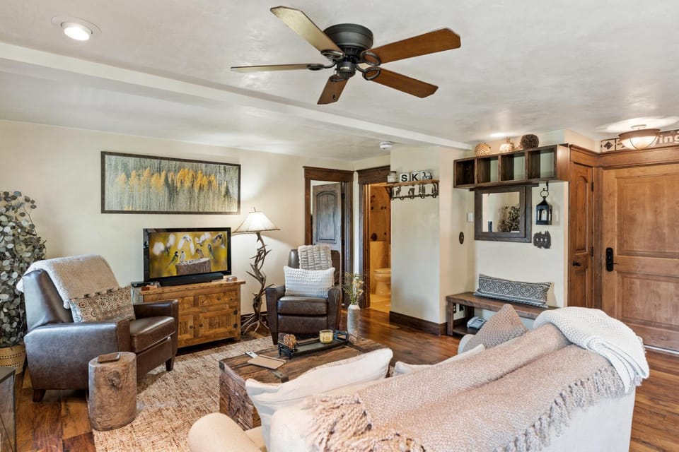 Bear Claw 301 - True Ski-in Ski-out Access, Gondola Views & Winter Shuttle! Apartment in Steamboat Springs