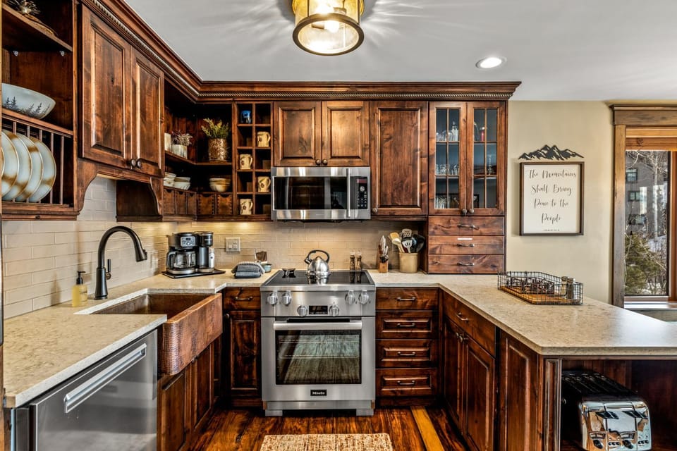 Bear Claw 301 - True Ski-in Ski-out Access, Gondola Views & Winter Shuttle! Apartment in Steamboat Springs