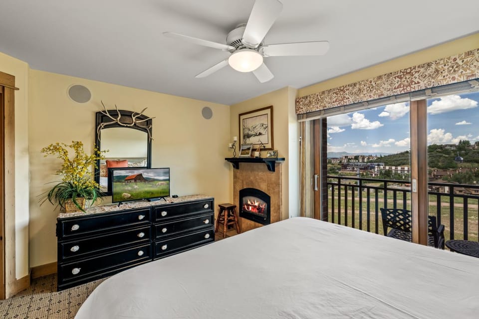 Bear Claw 306 - True Ski-in Ski-out Access, Slope Views & Winter Shuttle! Apartment in Steamboat Springs