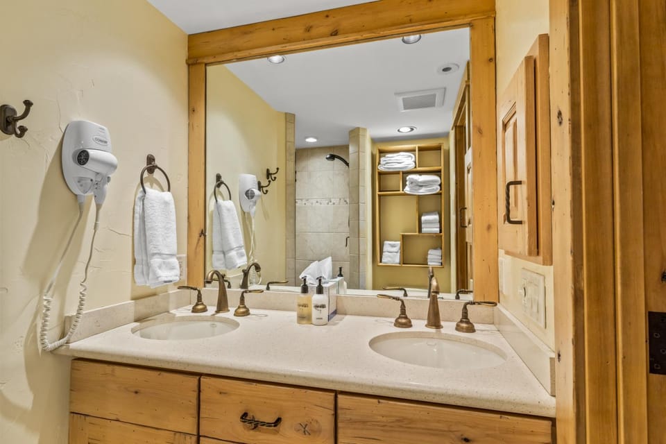 Bear Claw 306 - True Ski-in Ski-out Access, Slope Views & Winter Shuttle! Apartment in Steamboat Springs