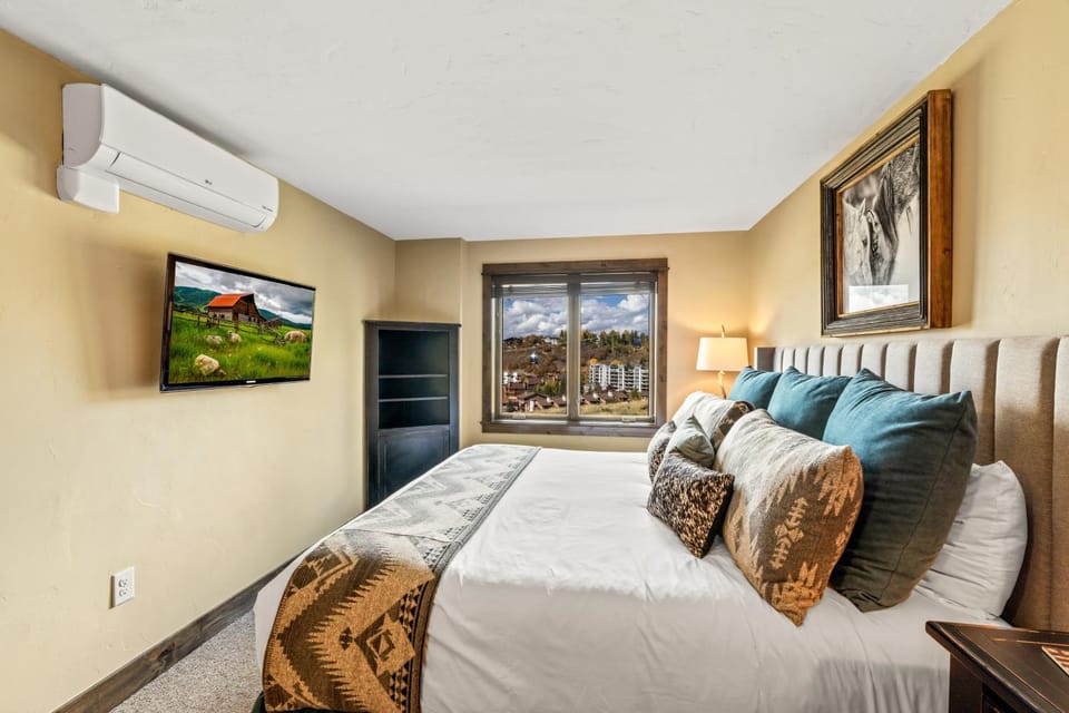 Bear Claw 308 - Premier Ski-in Ski-out, Winter Shuttle & Slope-views! Apartment in Steamboat Springs
