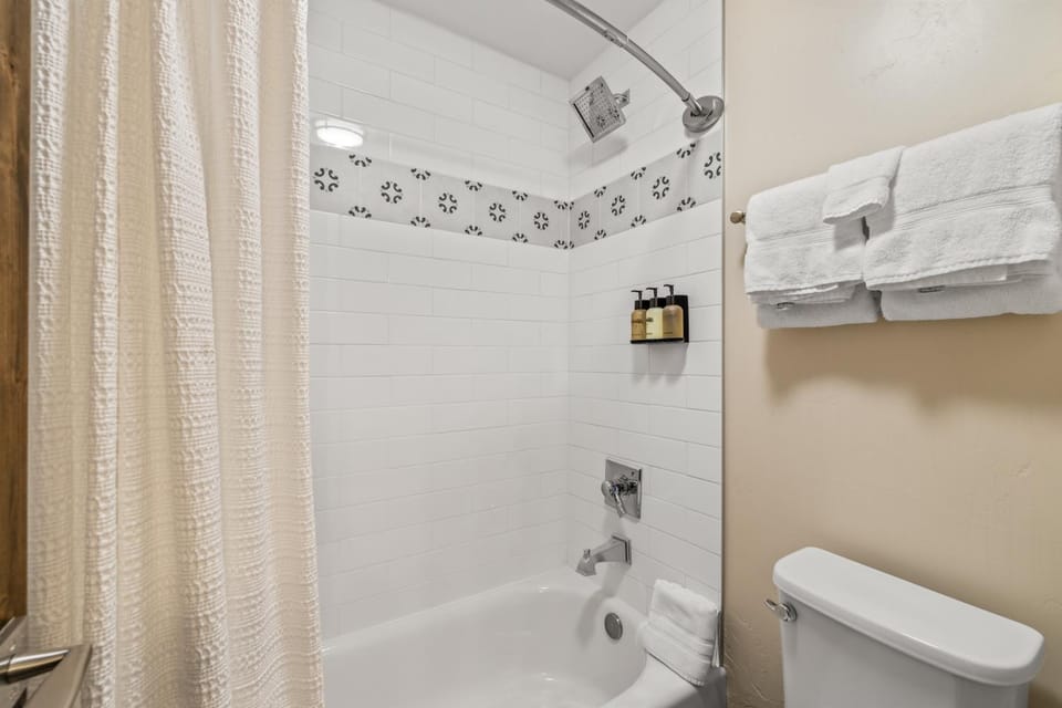 Bear Claw 308 - Premier Ski-in Ski-out, Winter Shuttle & Slope-views! Apartment in Steamboat Springs