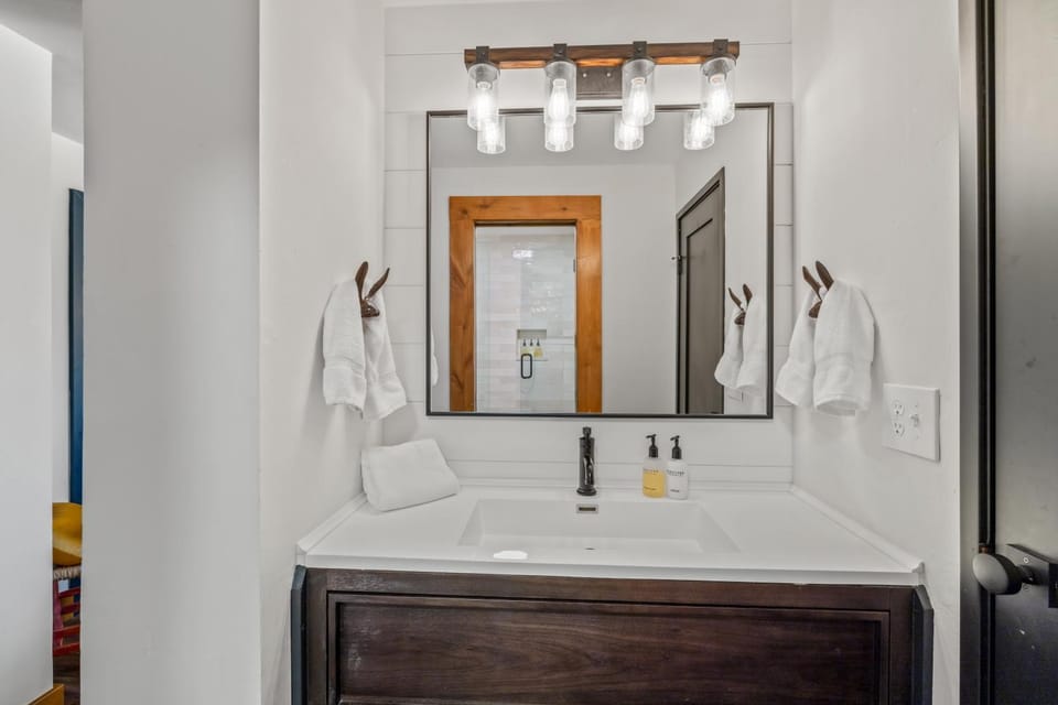 Bear Claw 310 - True Ski-in Ski-out Access, Slope Views & Winter Shuttle! Apartment in Steamboat Springs