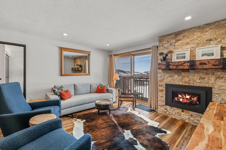 Bear Claw 310 - True Ski-in Ski-out Access, Slope Views & Winter Shuttle! Apartment in Steamboat Springs