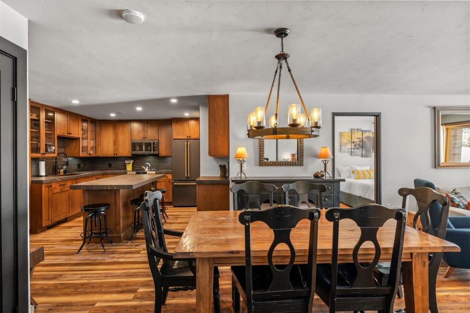 Bear Claw 310 - True Ski-in Ski-out Access, Slope Views & Winter Shuttle! Apartment in Steamboat Springs