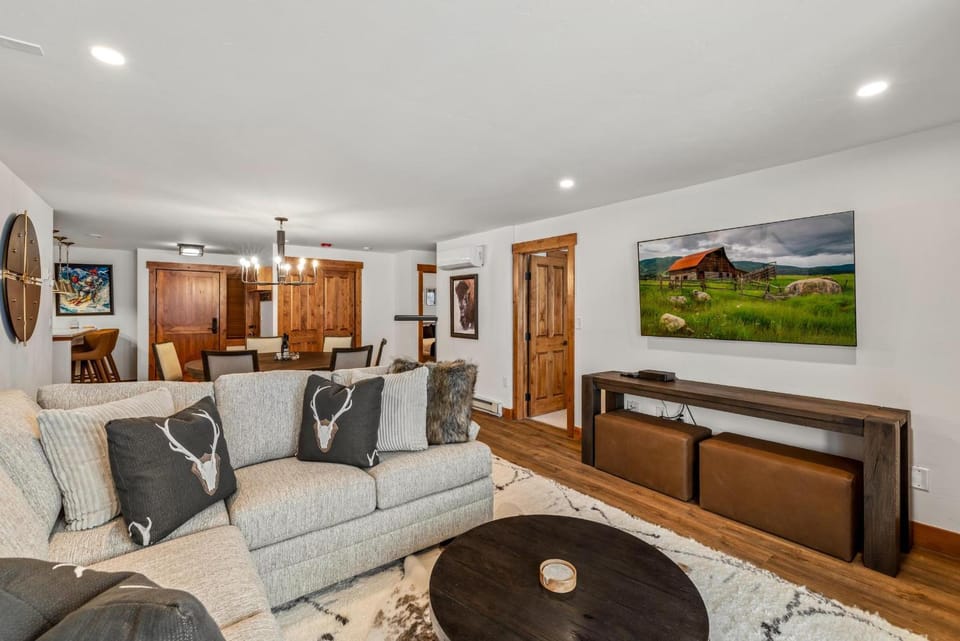 Bear Claw 312 - True Ski-in Ski-out Access, Slope Views & Winter Shuttle! Apartment in Steamboat Springs