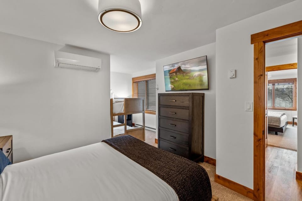 Bear Claw 312 - True Ski-in Ski-out Access, Slope Views & Winter Shuttle! Apartment in Steamboat Springs