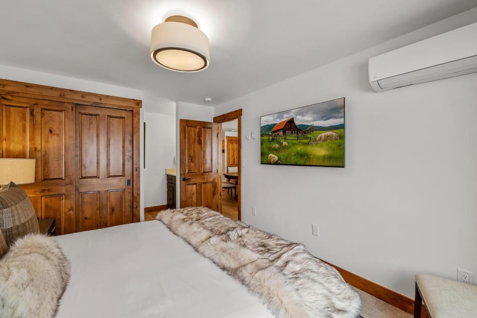 Bear Claw 312 - True Ski-in Ski-out Access, Slope Views & Winter Shuttle! Apartment in Steamboat Springs
