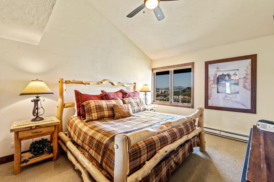 Bear Claw 404 - True Ski-in Ski-out Access, Slope Views & Winter Shuttle! Apartment in Steamboat Springs