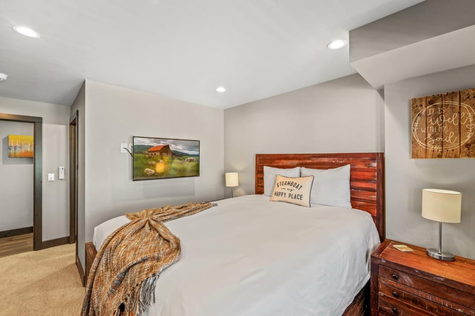 Bear Claw 405 - Luxury Condo, Ski-in Ski-out Access, Slope Views & Winter Shuttle! Apartment in Steamboat Springs
