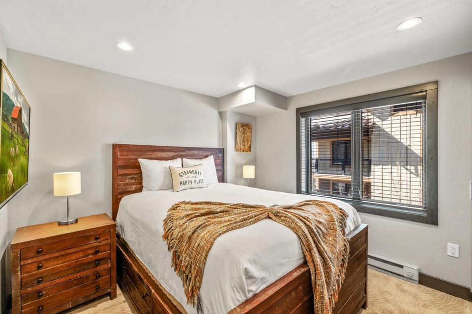 Bear Claw 405 - Luxury Condo, Ski-in Ski-out Access, Slope Views & Winter Shuttle! Apartment in Steamboat Springs