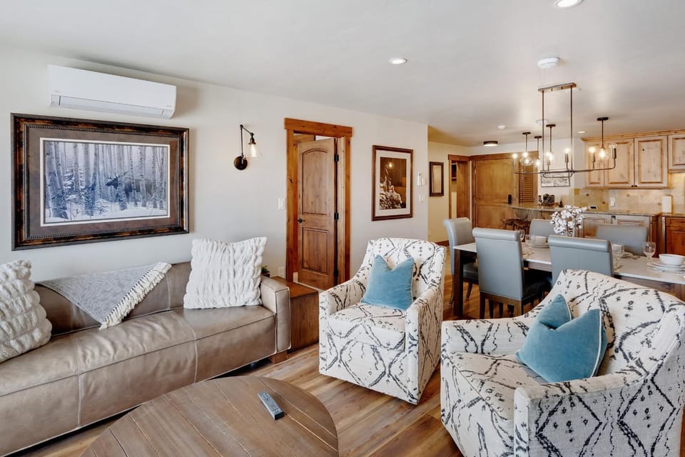 Bear Claw 406 - True Ski-in Ski-out Access, Slope Views & Winter Shuttle! Apartment in Steamboat Springs