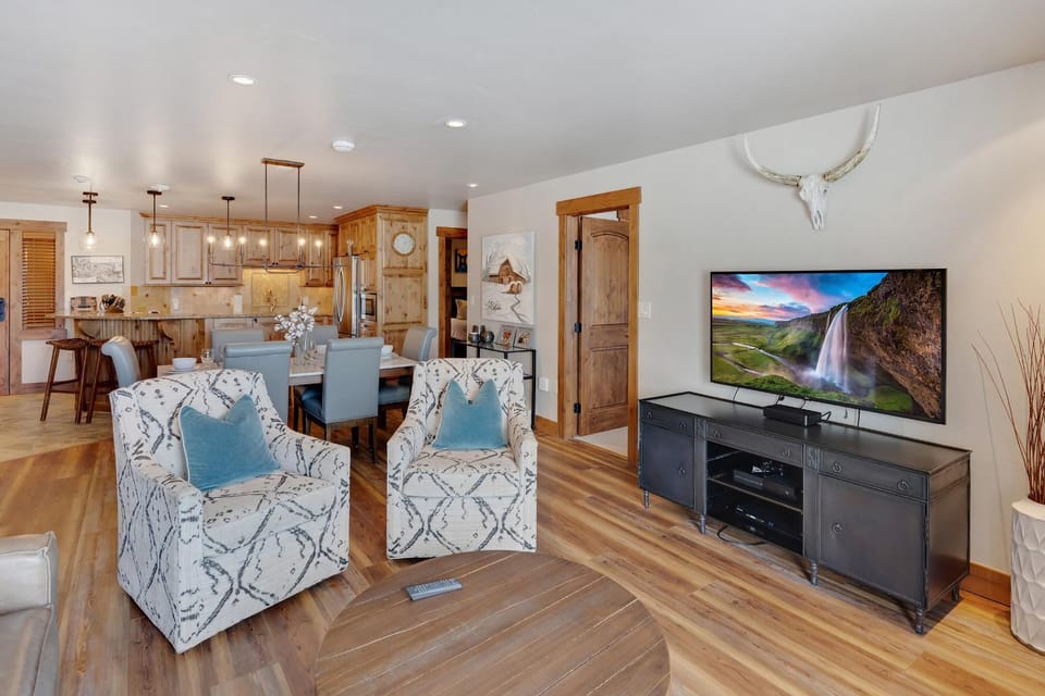 Bear Claw 406 - True Ski-in Ski-out Access, Slope Views & Winter Shuttle! Apartment in Steamboat Springs