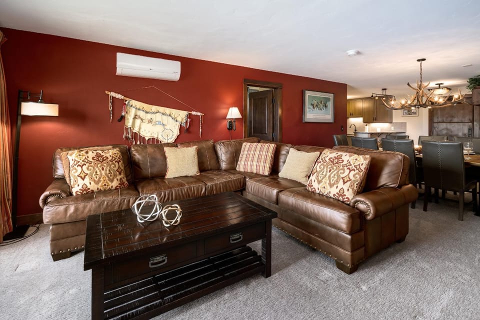 Bear Claw 408 - True Ski-in Ski-out Access, Slope Views & Winter Shuttle! Apartment in Steamboat Springs