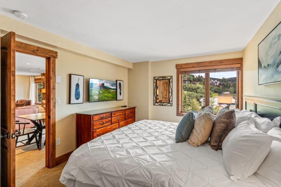 Bear Claw 409 - True Ski-in Ski-out Access, Gondola Views & Winter Shuttle! House in Steamboat Springs