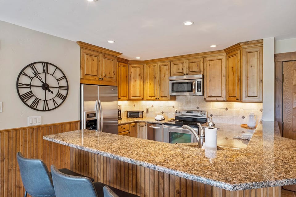 Bear Claw 409 - True Ski-in Ski-out Access, Gondola Views & Winter Shuttle! House in Steamboat Springs