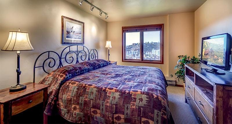 Bear Claw 410 - True Ski-in Ski-out Access, Slope Views & Winter Shuttle! Apartment in Steamboat Springs