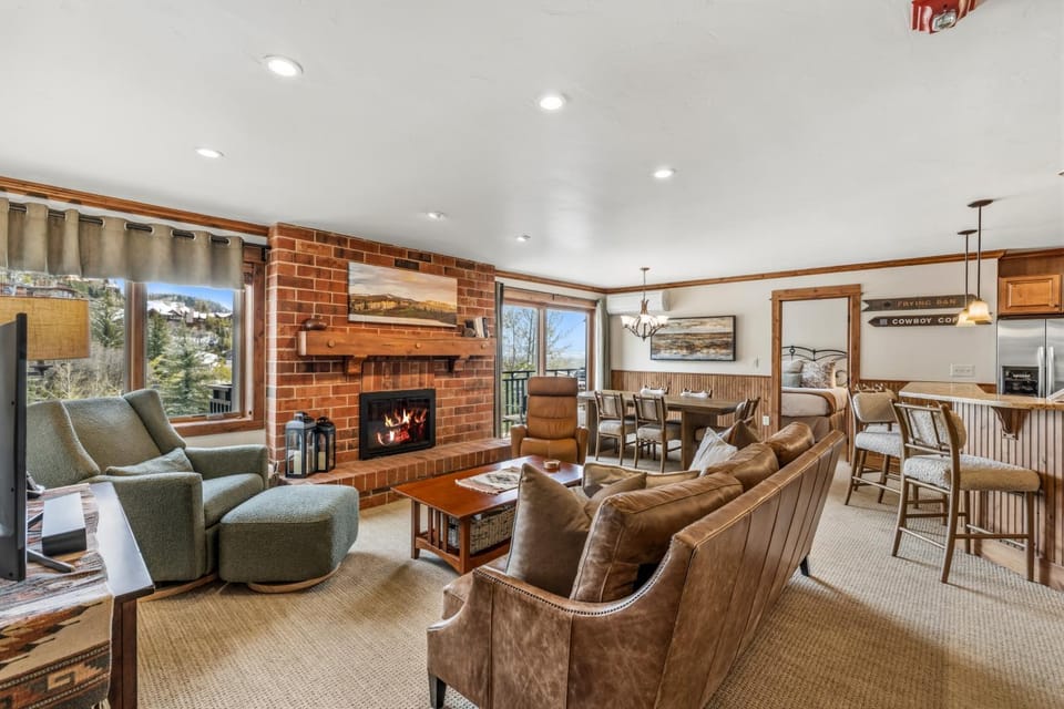 Bear Claw 413 - True Ski-in Ski-out Access, Gondola Views & Winter Shuttle! Apartment in Steamboat Springs