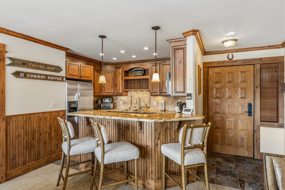 Bear Claw 413 - True Ski-in Ski-out Access, Gondola Views & Winter Shuttle! Apartment in Steamboat Springs