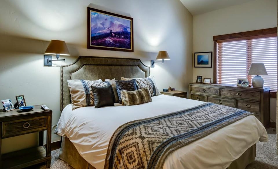 Bear Claw 508 - True Ski-in Ski-out Access, Slope Views & Winter Shuttle! Apartment in Steamboat Springs