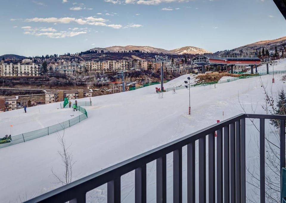 Bear Claw 514 - True Ski-in Ski-out Access, Amazing Slope Views & Winter Shuttle! Apartment in Steamboat Springs