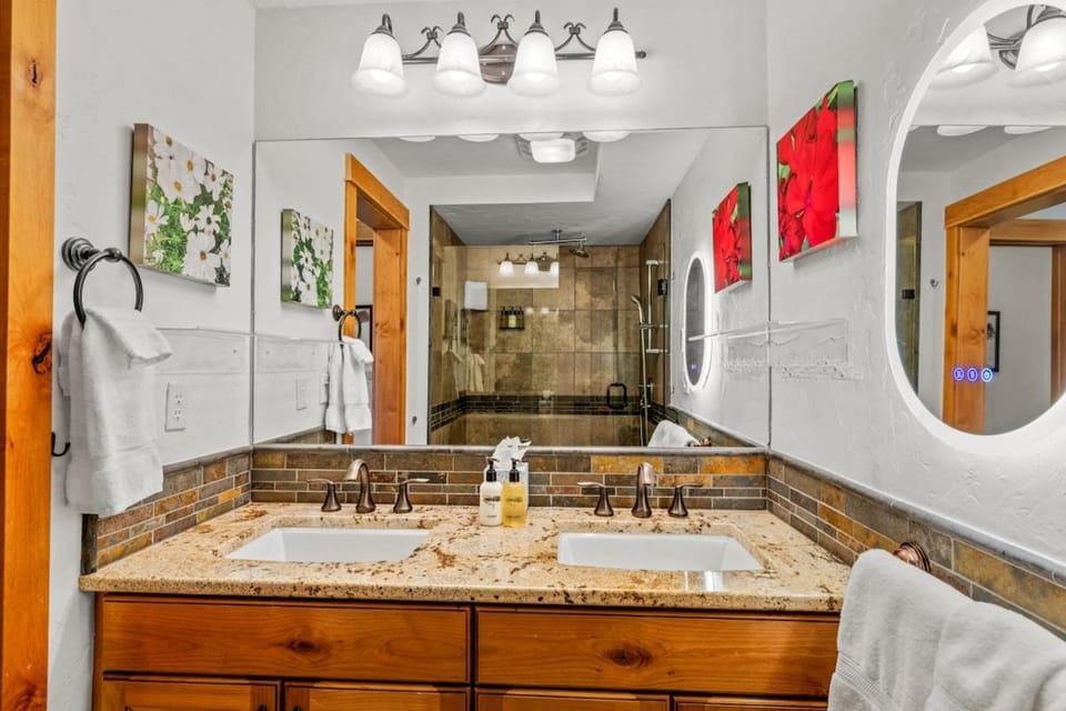 Bear Claw 514 - True Ski-in Ski-out Access, Amazing Slope Views & Winter Shuttle! Apartment in Steamboat Springs