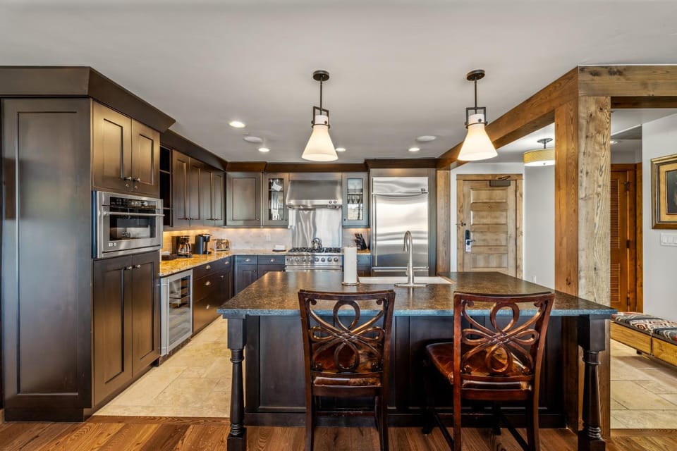 Edgemont 2305 - Luxury Condo with Unbeatable Backdoor Ski Access & Winter Shuttle! Apartment in Steamboat Springs
