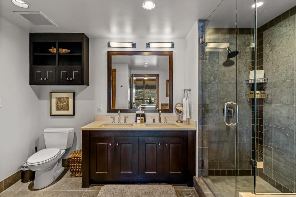Edgemont 2305 - Luxury Condo with Unbeatable Backdoor Ski Access & Winter Shuttle! Apartment in Steamboat Springs